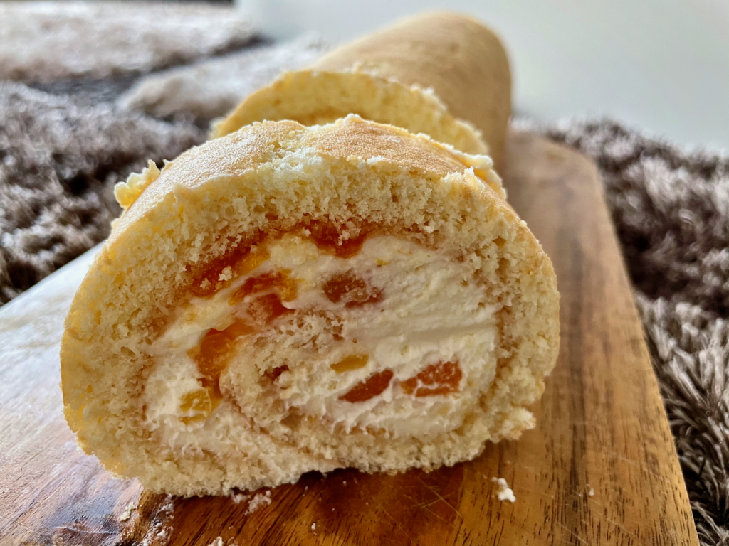 Biskuitrolle mit Mascarpone-Aprikosen-Füllung – Omas Rezeptewelt