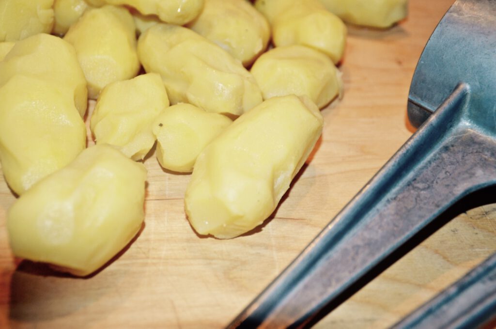 Kartoffeln abkochen und schälen