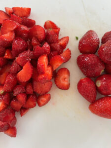 Erdbeeren kleinschneiden