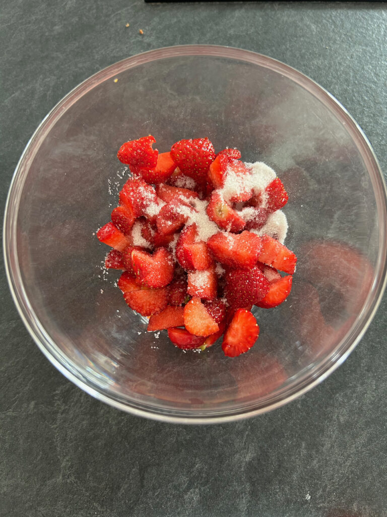 Erdbeeren kleinschneiden und zuckern