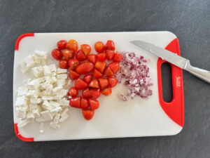 Zwiebel, Tomate, Feta klein schneiden