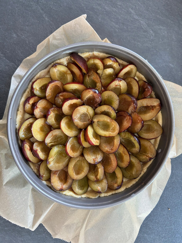 Zwetschgen auf Pudding verteilen