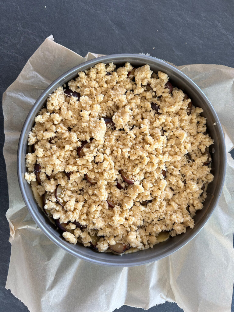 Streusel zubereiten auf dem Kuchen verteilen und bei 160°C UL 55 Min. backen