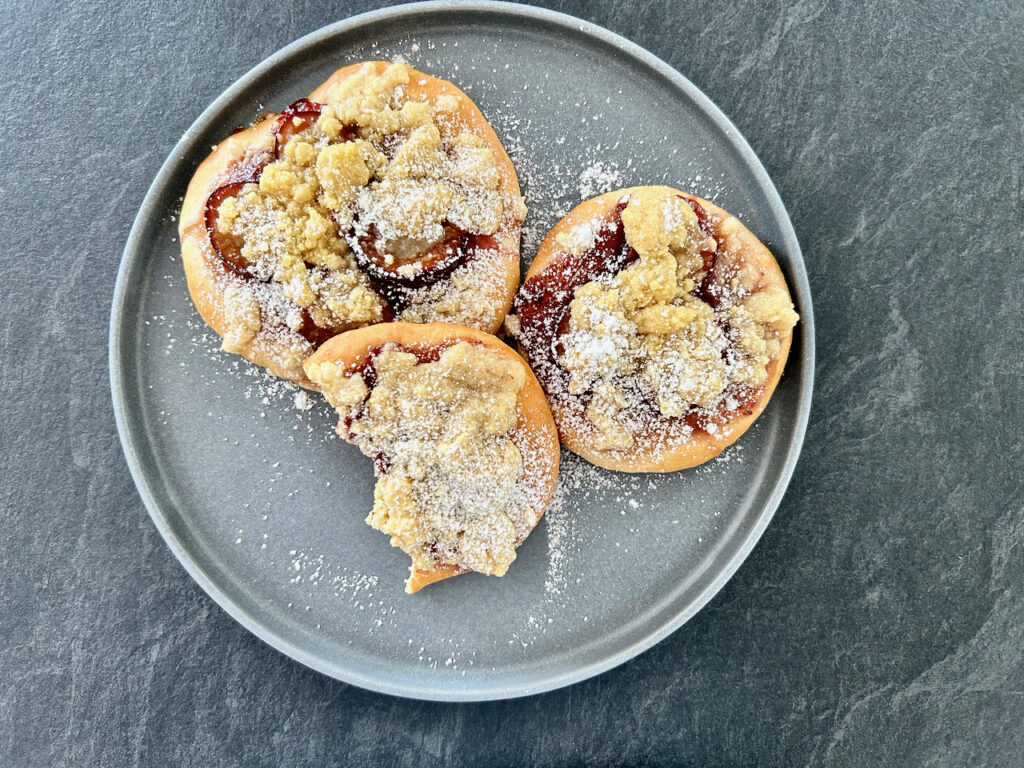 25 Minuten backen und mit Puderzucker bestreuen