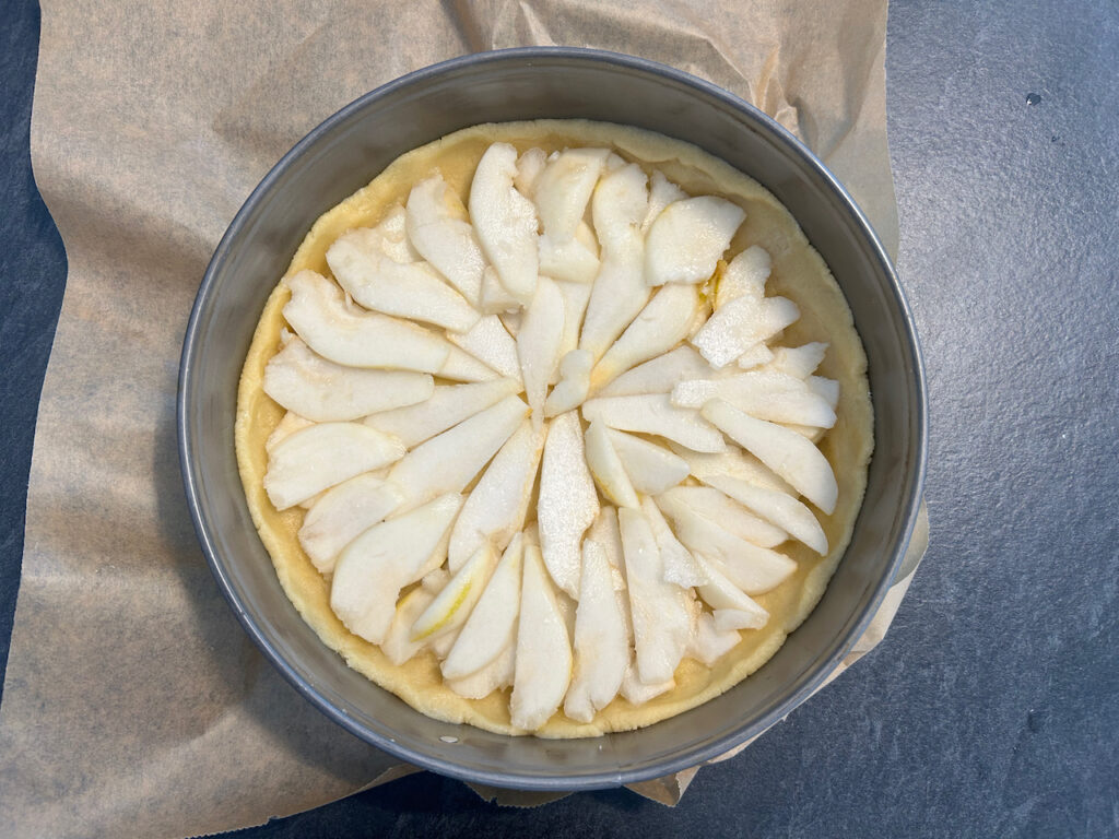 Birnen auf den Teig geben und 10 Minuten bei 180°C backen