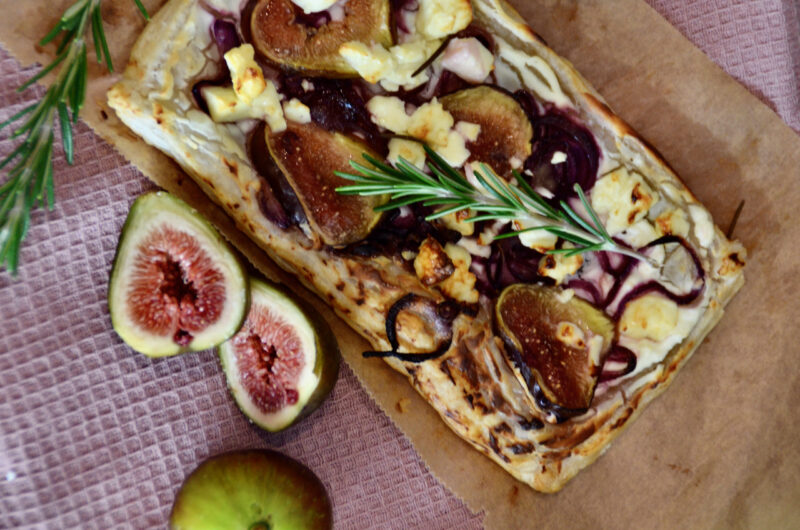 Flammkuchen mit Ziegenkäse, Feigen und Honig – Omas Rezeptewelt Flammkuchen mit Ziegenkäse, Feigen und Honig – Omas Rezeptewelt