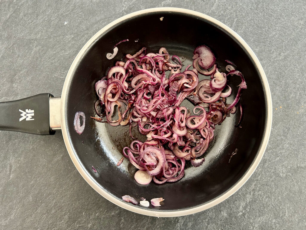 Zwiebel in Ringe schneiden und karamellisieren