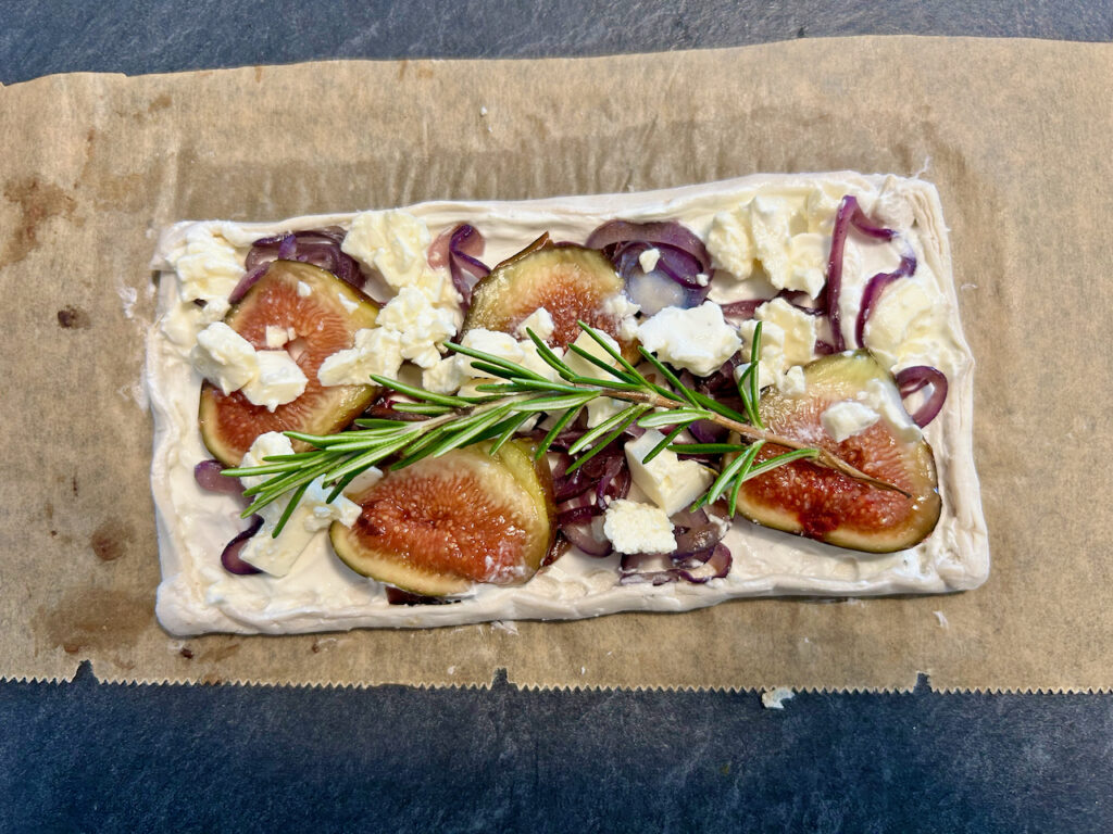 Feigen, Feta und Thymian verteilen und bei 200°C O/U 15-20 Minuten backen