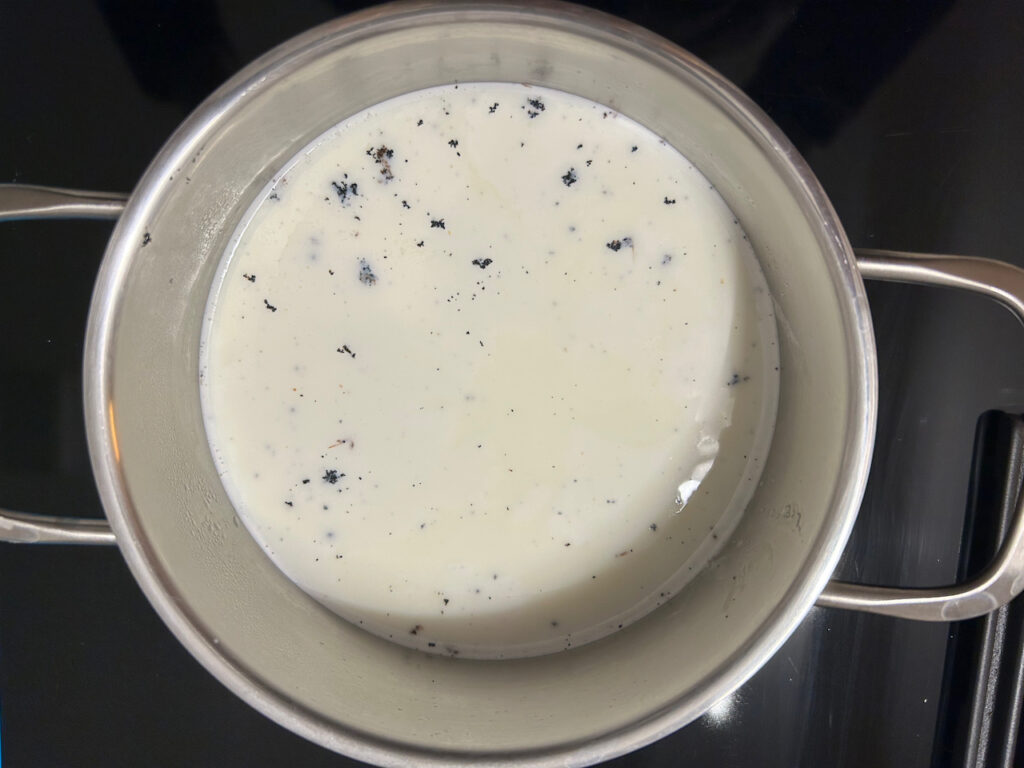 Milch, Zucker und Vanille aufkochen