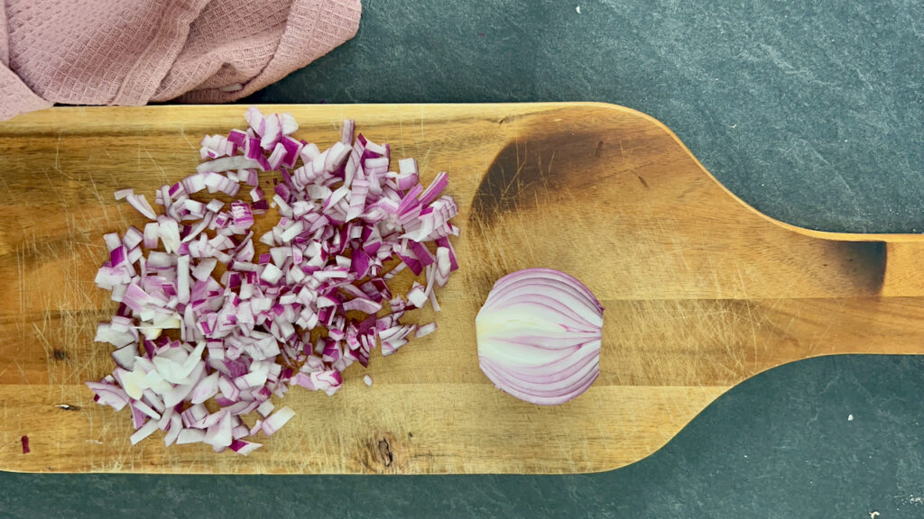 Zwiebeln und Knoblauch klein schneiden