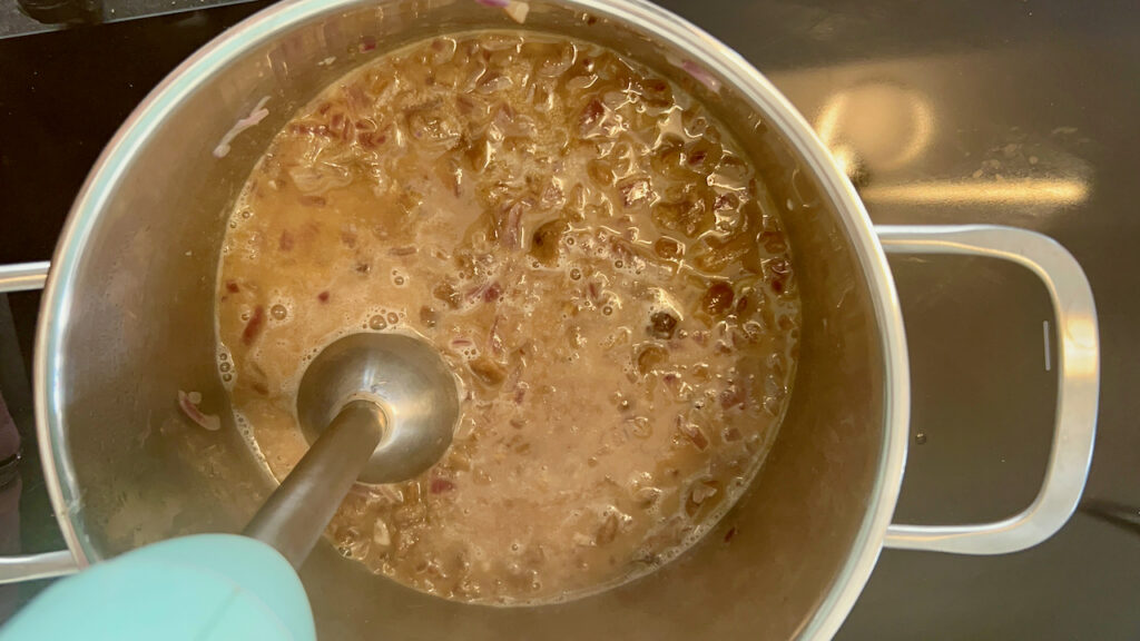 Mit Gemüsebrühe aufkochen, bis die Maronen weich sind