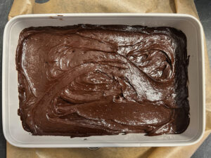 Brownie-Teig in eine Form geben