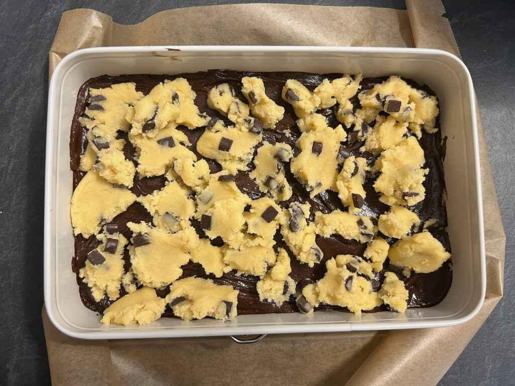 Cookie-Teig auf dem Brownie-Teig verteilen