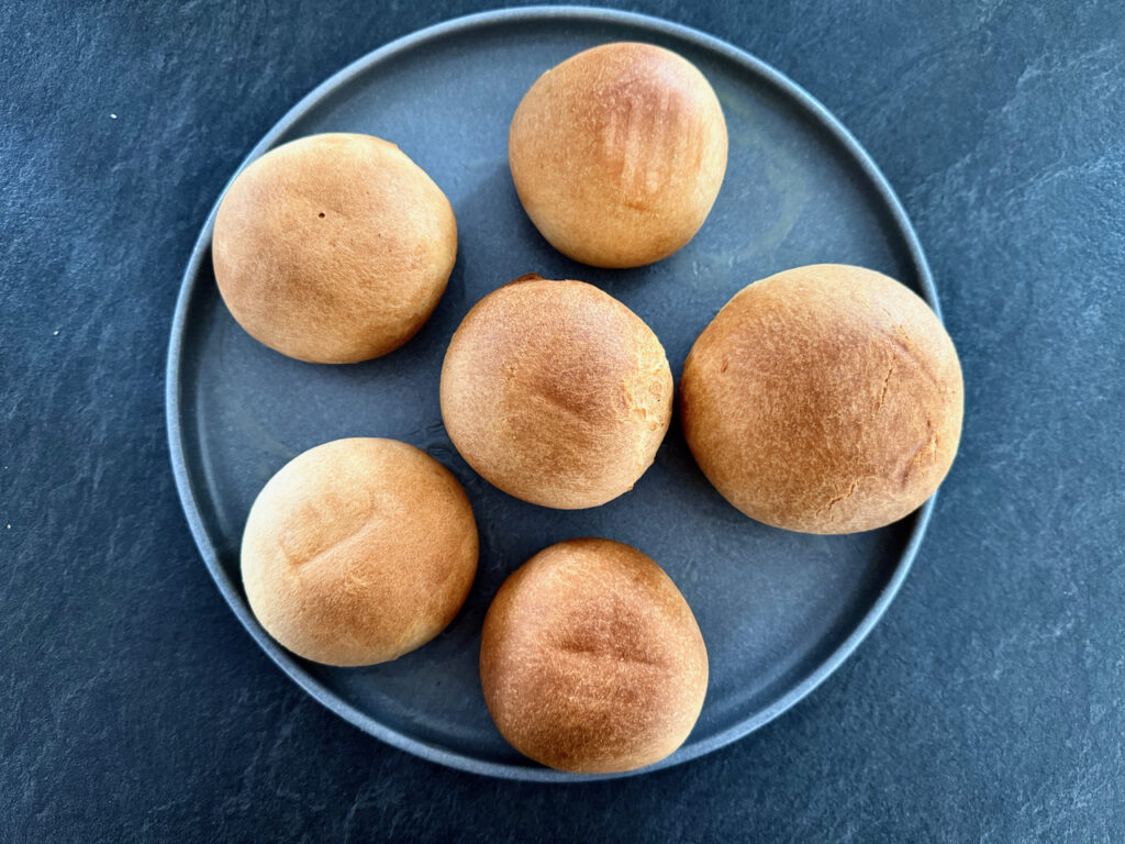 mit Butter bestreichen und in der Heißluftfritteuse backen