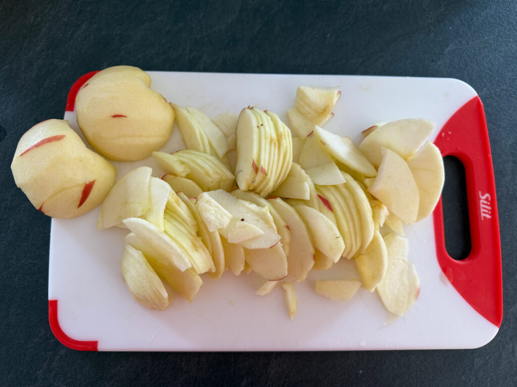 Äpfel schälen und klein schneiden