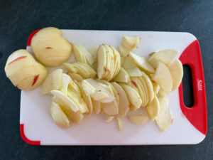 Äpfel schälen und klein schneiden