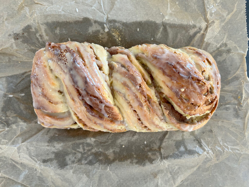 Backen und mit Puderzuckerglasur bestreichen