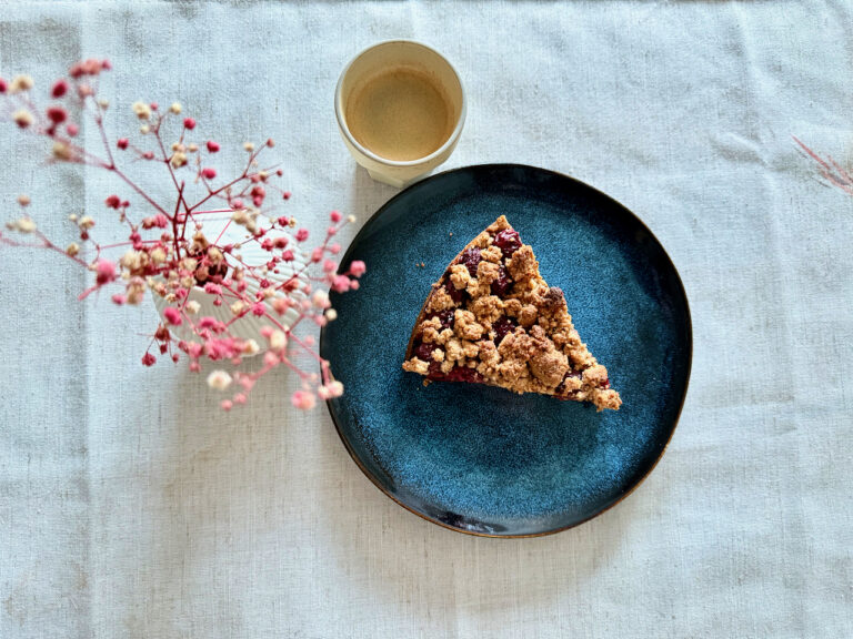 Nougat-Kirsch-Streuselkuchen