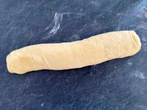 Teig von der kurzen Seite her einrollen