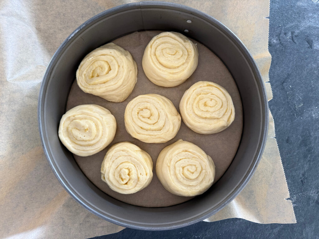 Schnecken mit Abstand in ein Backblech setzen
