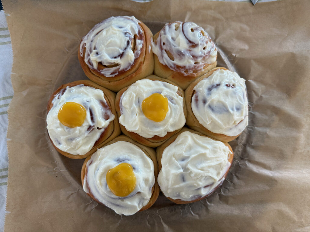 Guss zubereiten und auf den Schnecken verteilen