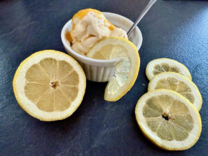 Buttermilch-Zitroneneis