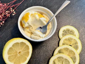 Buttermilch-Zitroneneis