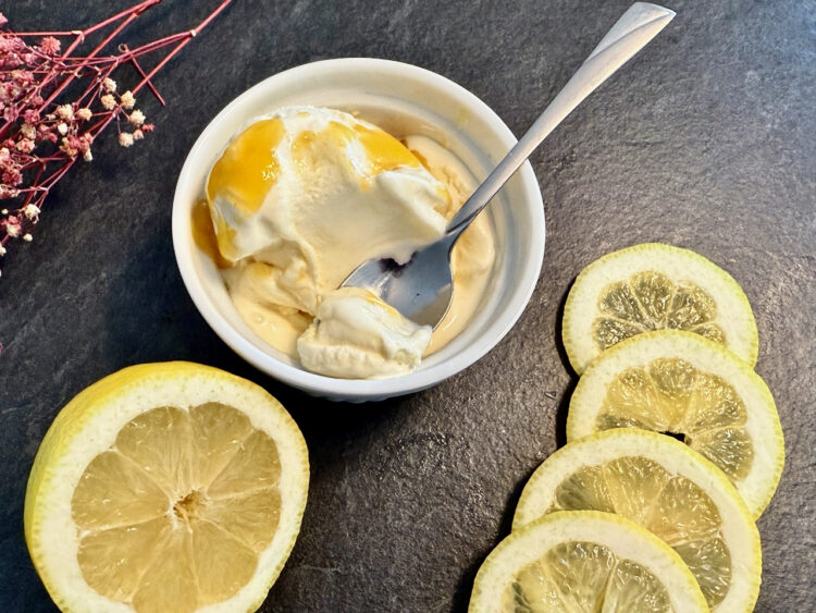 Buttermilch-Zitroneneis