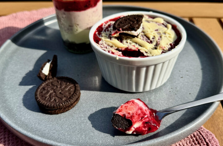 Schichtdessert mit weißer Schokolade und Beeren