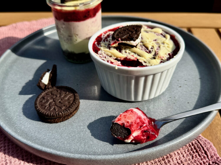 Schichtdessert mit weißer Schokolade und Beeren