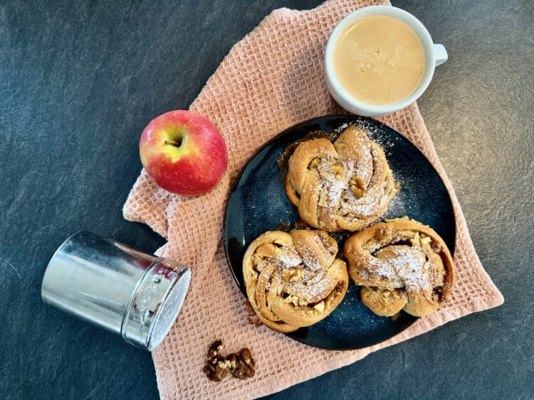 Apfel-Walnuss-Zimtschnecken