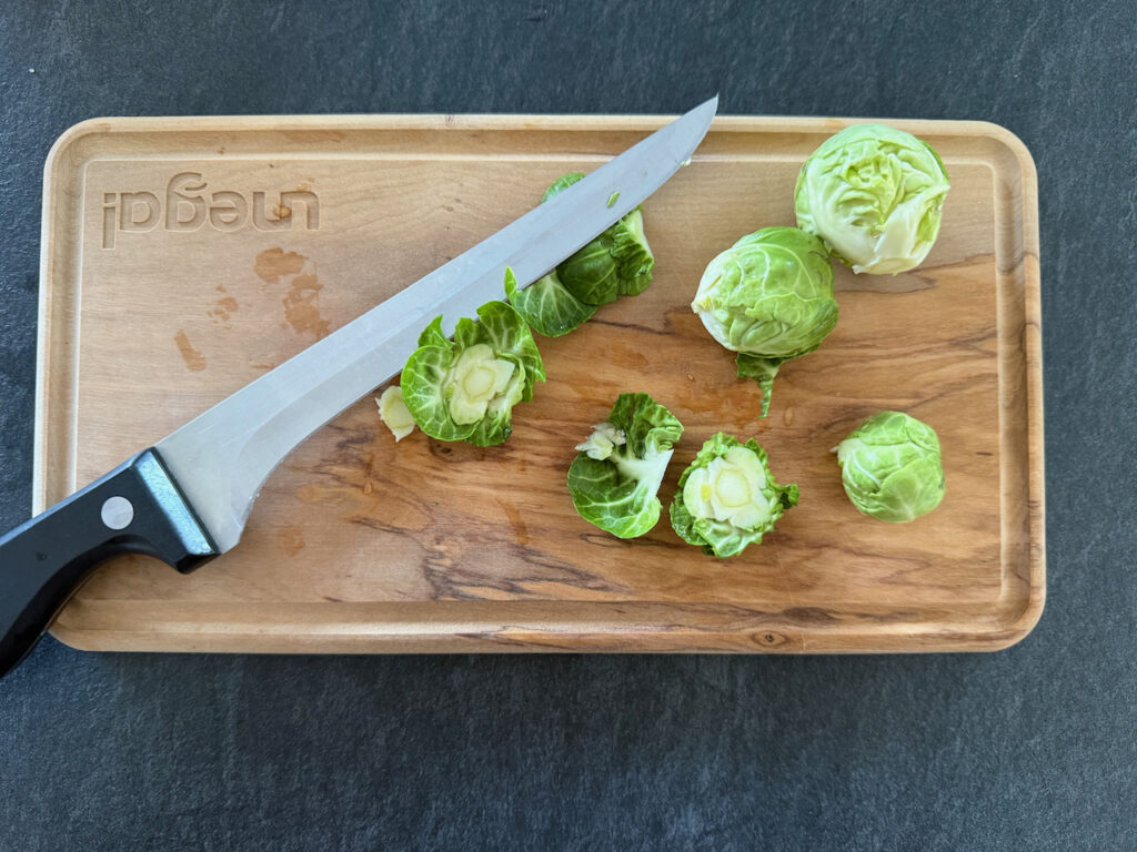 Rosenkohl waschen, schälen und halbieren