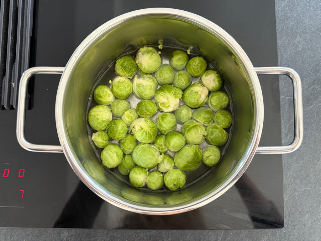 Rosenkohl in Salzwasser bissfest kochen