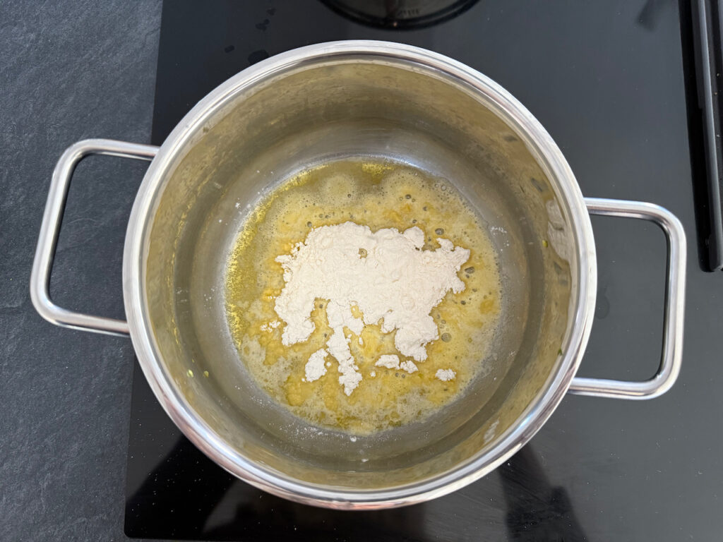Mehl und Butter in einem Topf anschwitzen