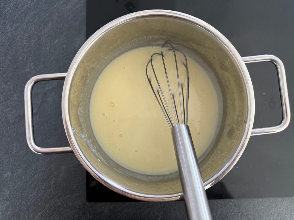 Mit der Rosenkohlbrühe und Milch ablöschen dabei gut umrühren