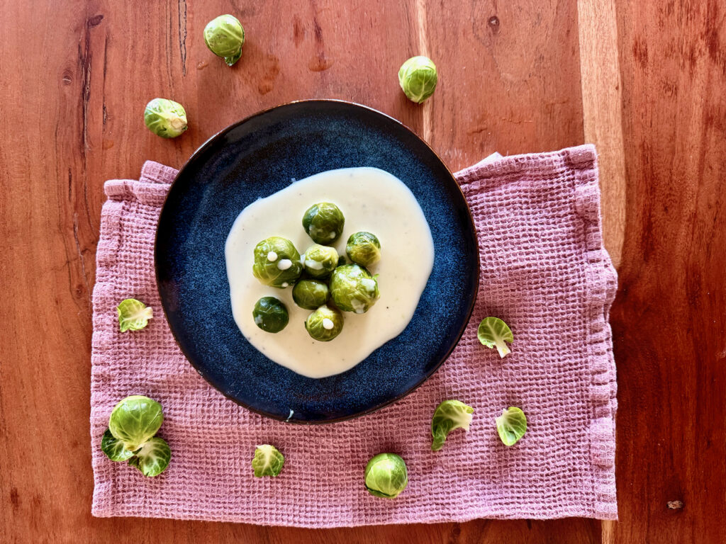 Den Rosenkohl mit der Soße servieren