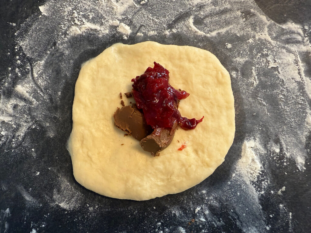 Mit Pflaumen und Nougat füllen