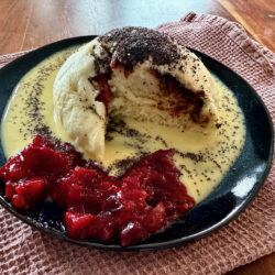 Mit Vanillesoße und Mohn servieren