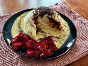 Mit Vanillesoße und Mohn servieren