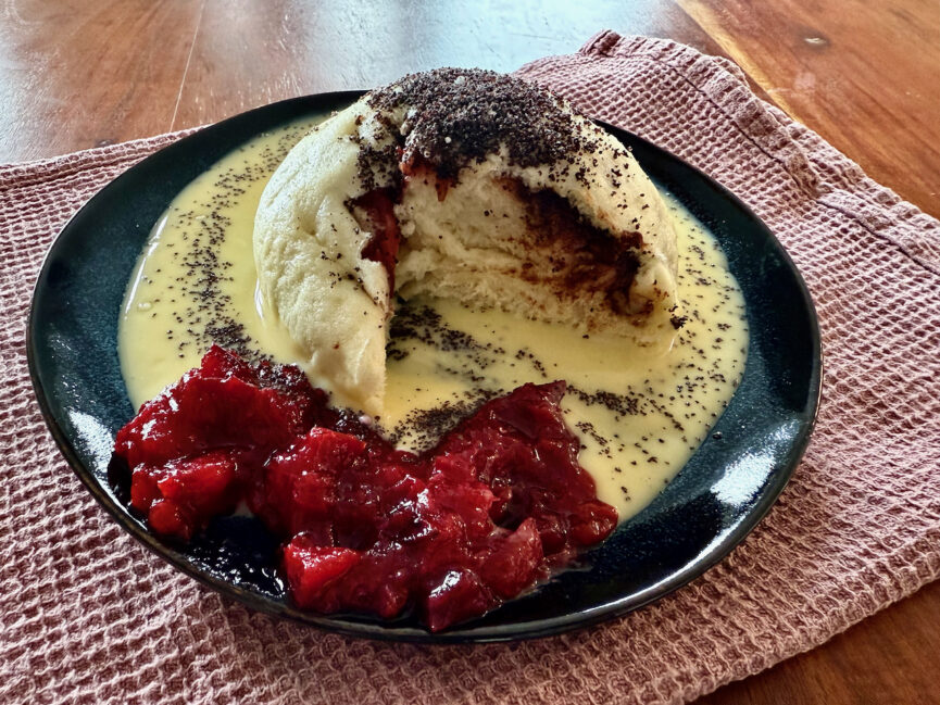 Germknödel – Der fluffige Alpenklassiker mit Mohn und Vanillesauce ...