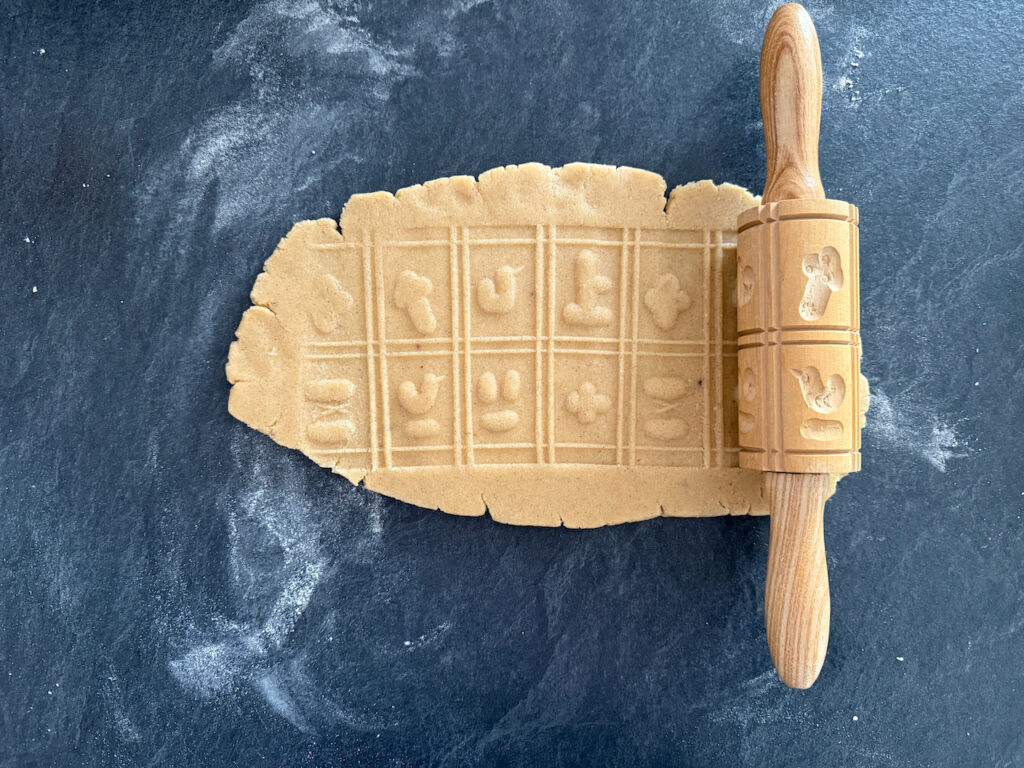 Mit einem Spekulatius-Roller das Muster reindrücken