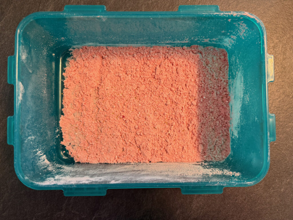 Gefriergetrocknete Himbeeren zerkleinern und mit Puderzucker mischen