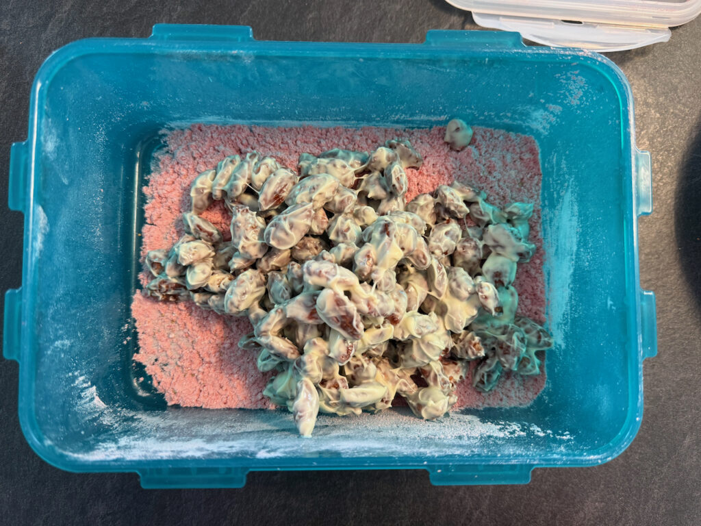 Mandeln in den Himberrmix geben, bevor die Schokolade trocken ist