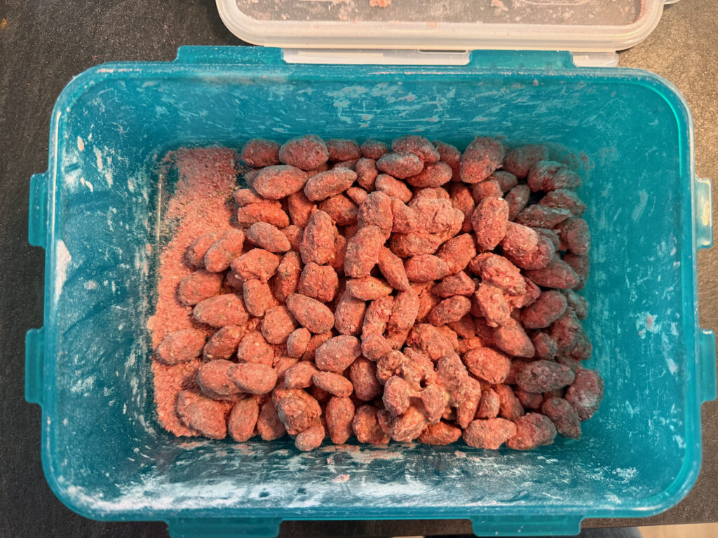 Kräftig schütteln, bis sich das Pulver um die Mandeln gelegt hat