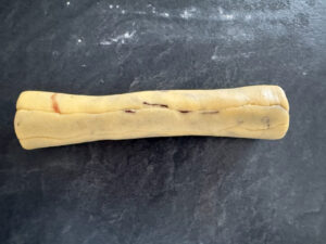 Die Würstchen aufeinander legen und zur Rolle formen