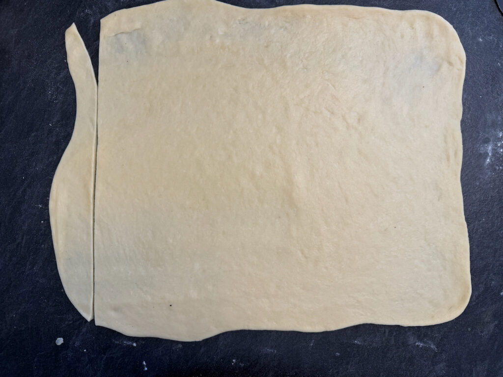 Teig ausrollen und einen Streifen abschneiden