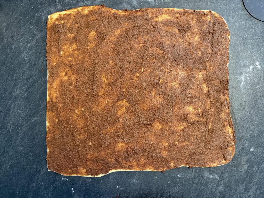 Füllung zubereiten und auf dem Teig verteilen