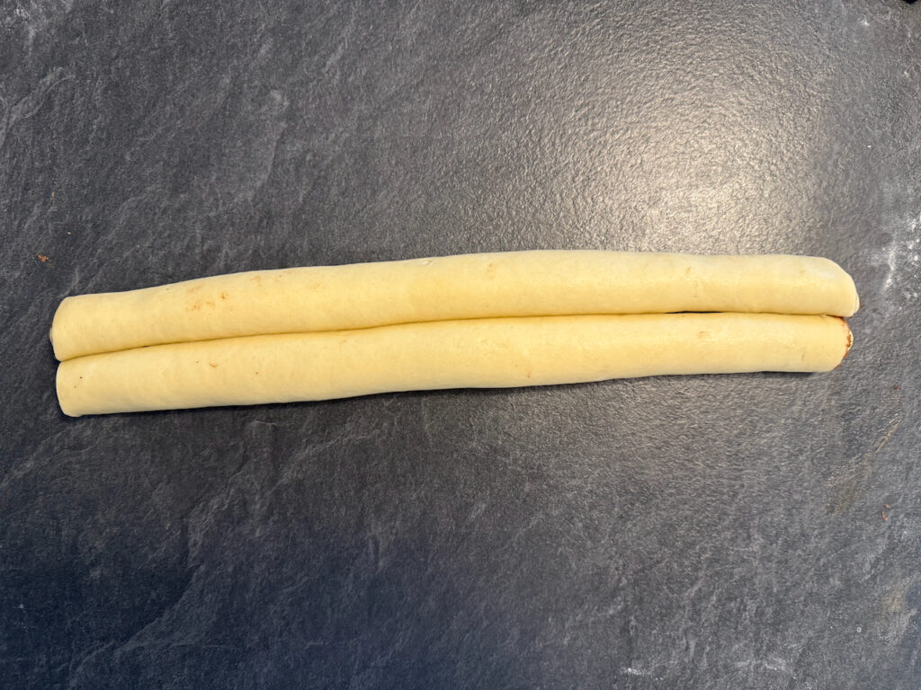 Teig von beiden Seiten zur Mitte einrollen