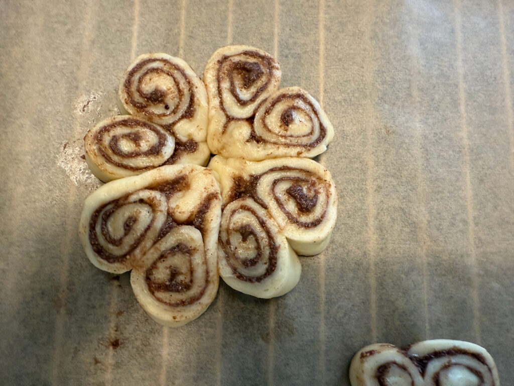Röllchen abschneiden und 3 oder 4 Stück zum Kleeblatt formen