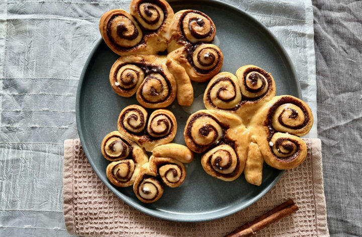 Glücksklee-Zimtschnecken